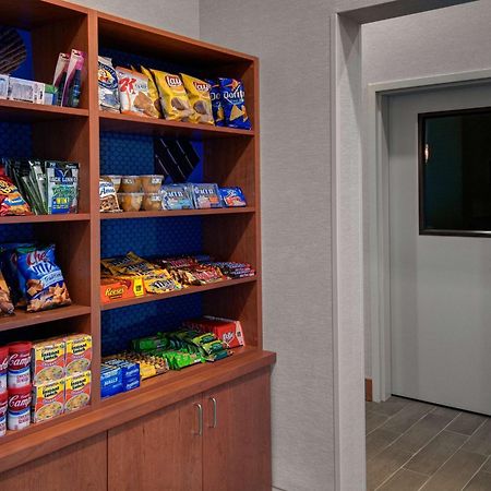 Hampton Inn & Suites Астория Екстериор снимка