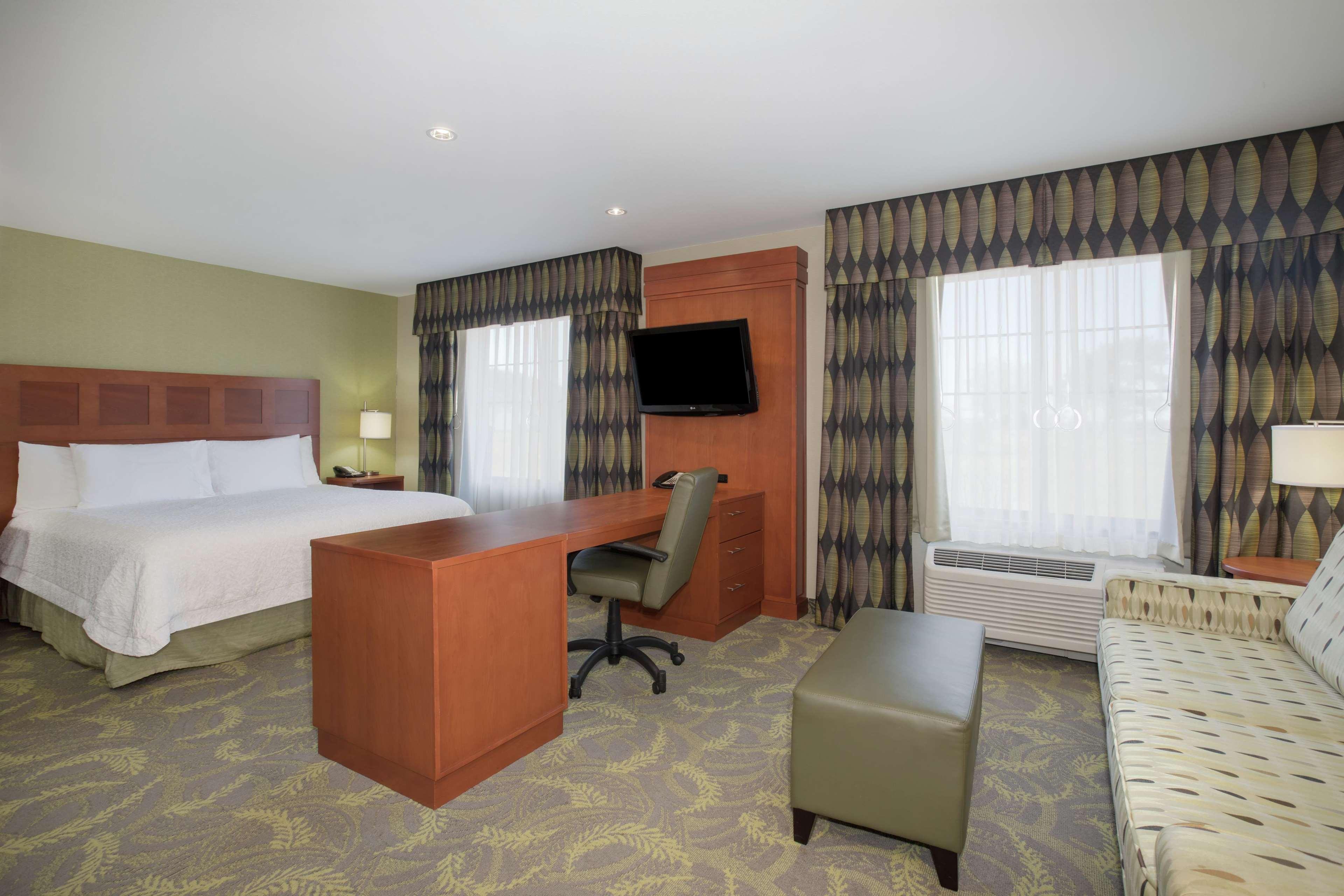 Hampton Inn & Suites Астория Екстериор снимка