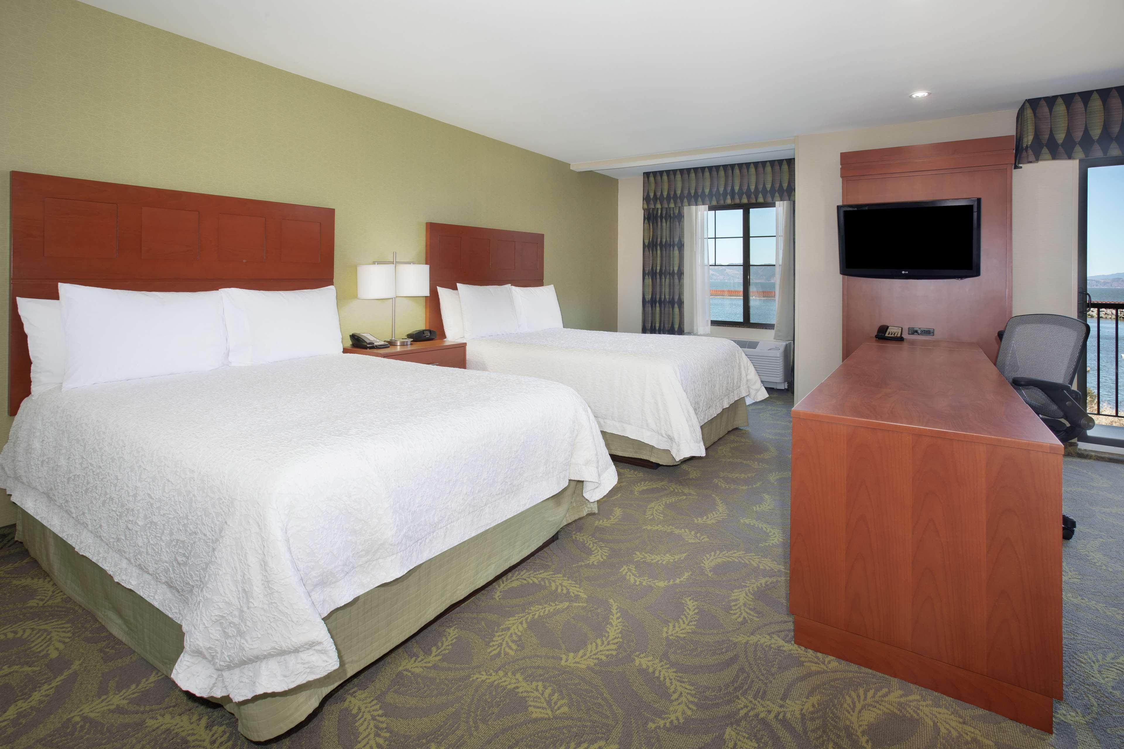 Hampton Inn & Suites Астория Екстериор снимка