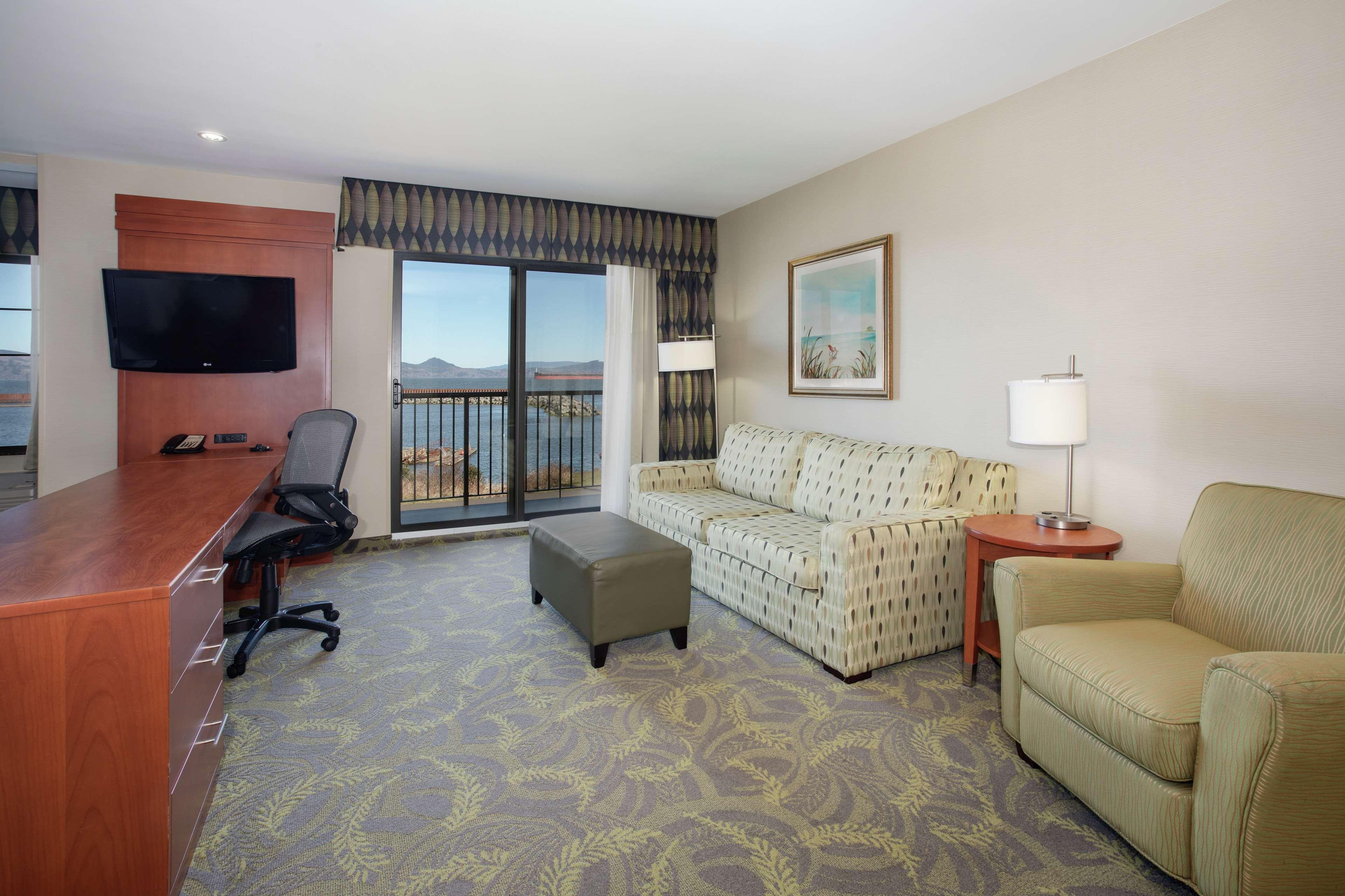 Hampton Inn & Suites Астория Екстериор снимка