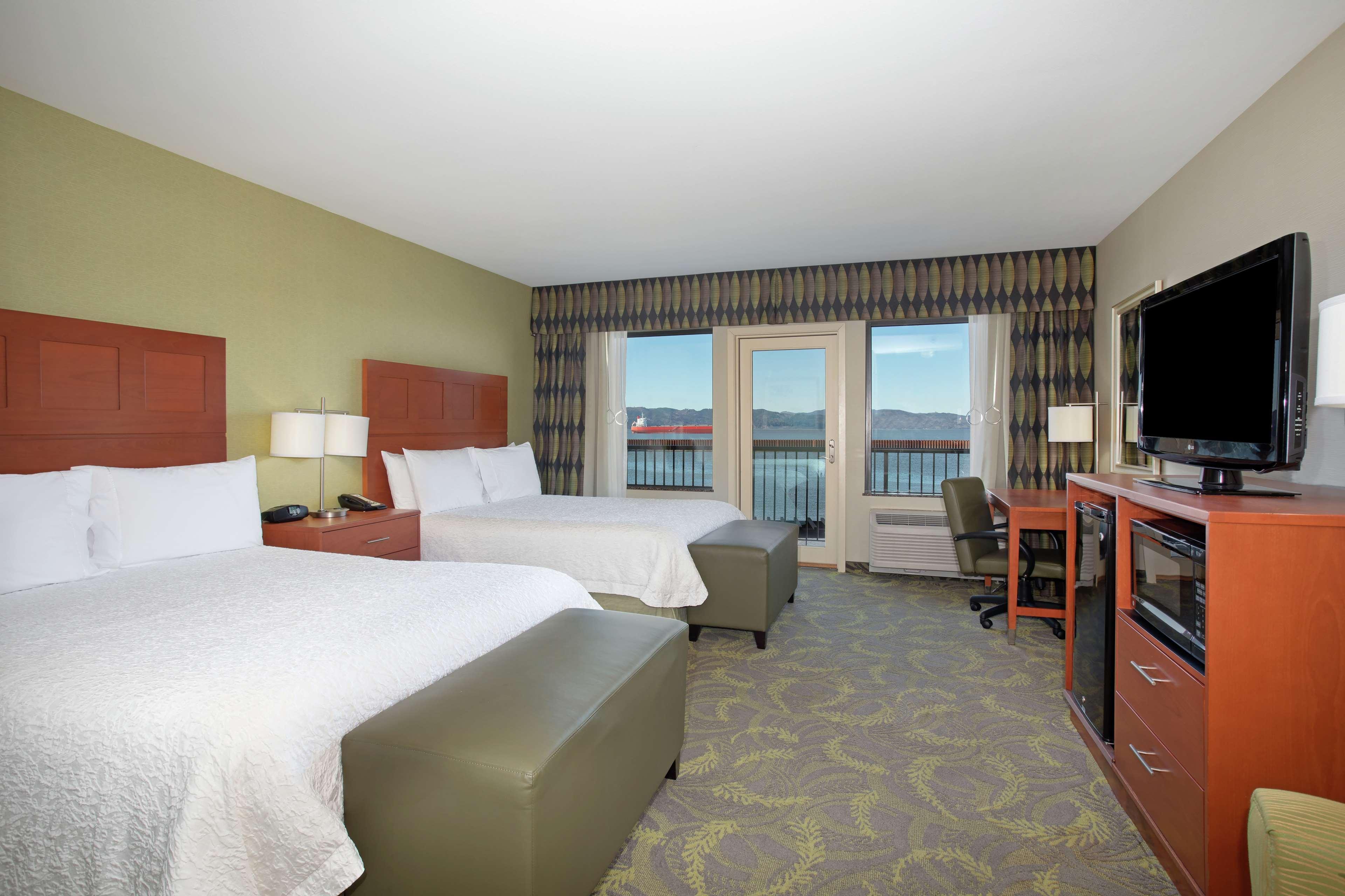 Hampton Inn & Suites Астория Екстериор снимка