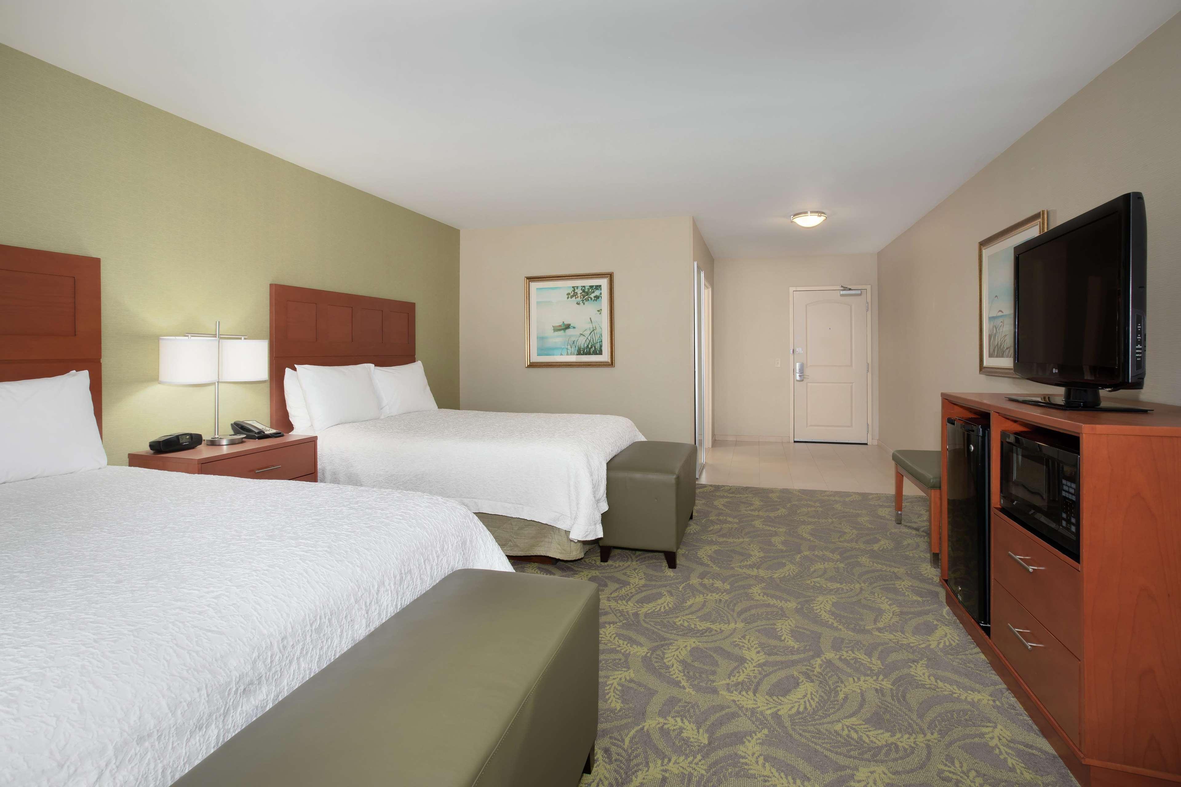 Hampton Inn & Suites Астория Екстериор снимка
