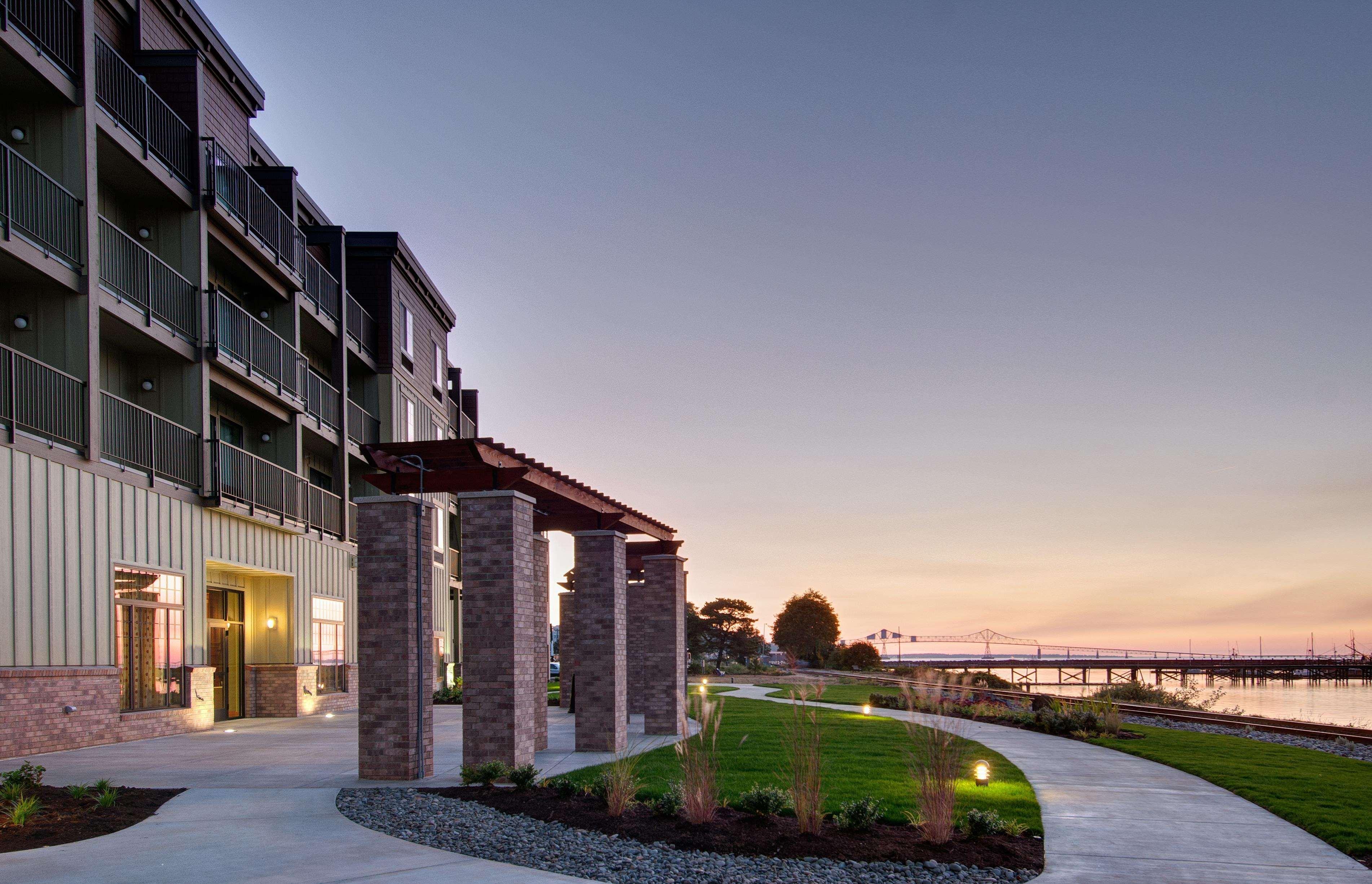 Hampton Inn & Suites Астория Екстериор снимка