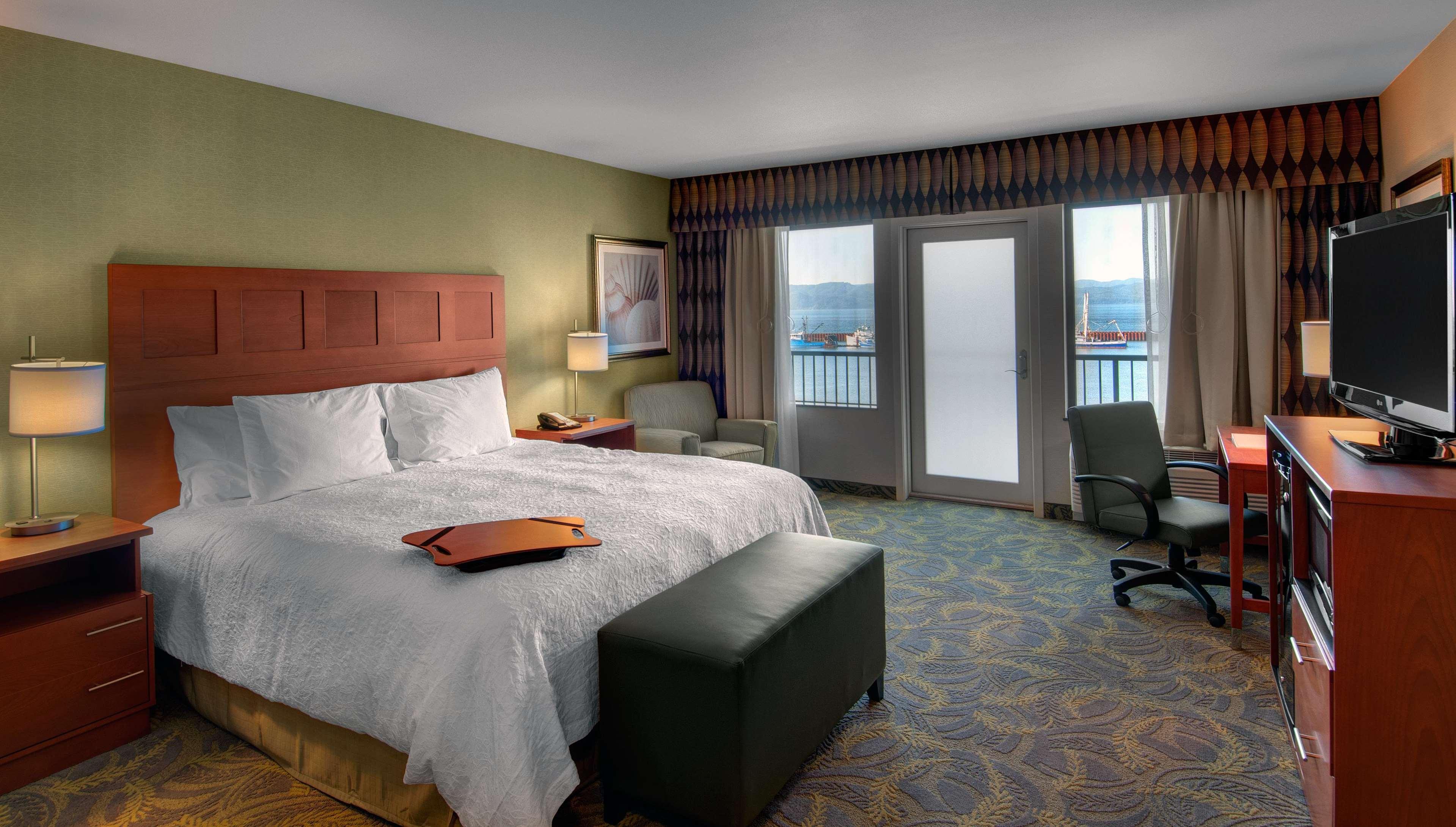 Hampton Inn & Suites Астория Екстериор снимка