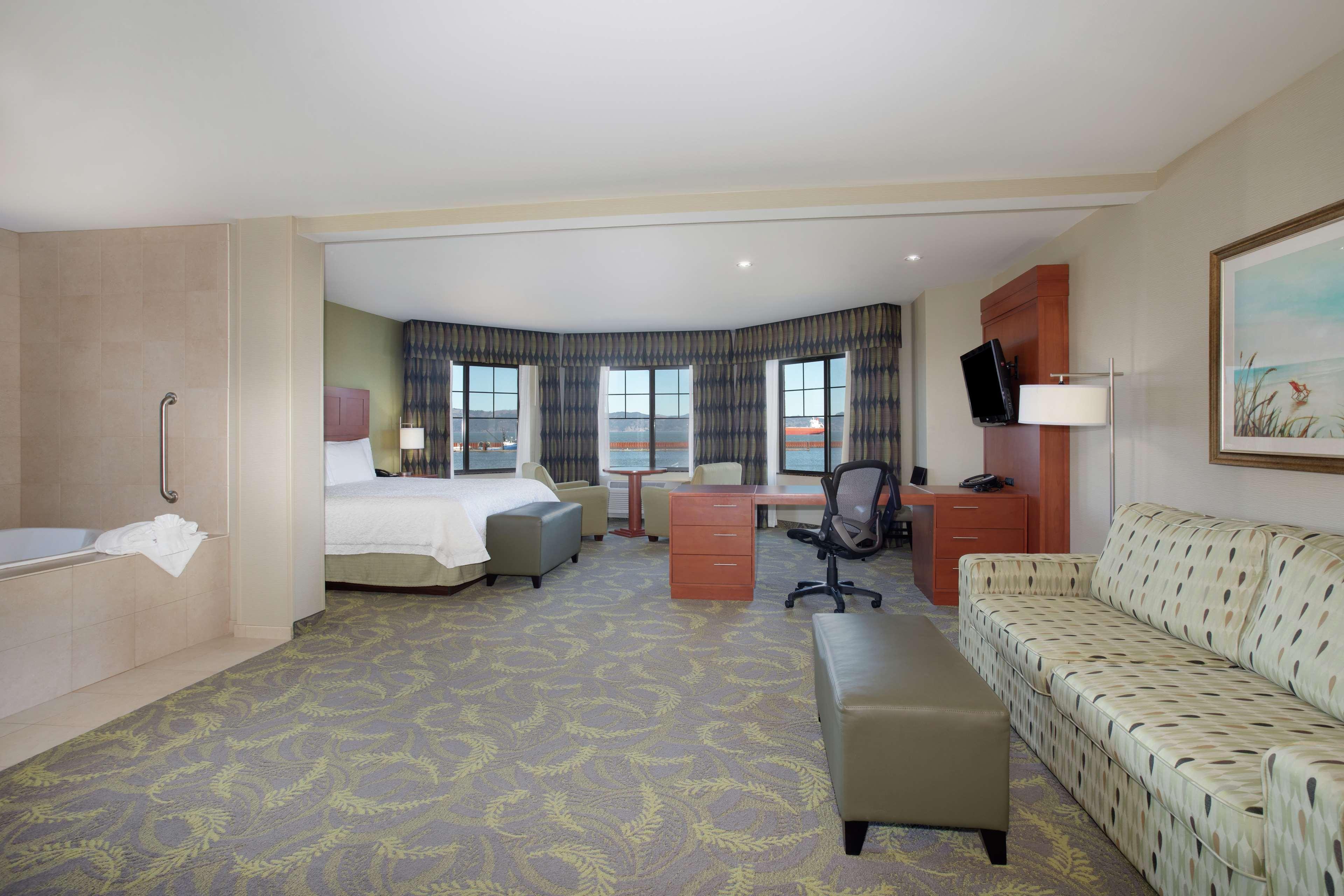 Hampton Inn & Suites Астория Екстериор снимка