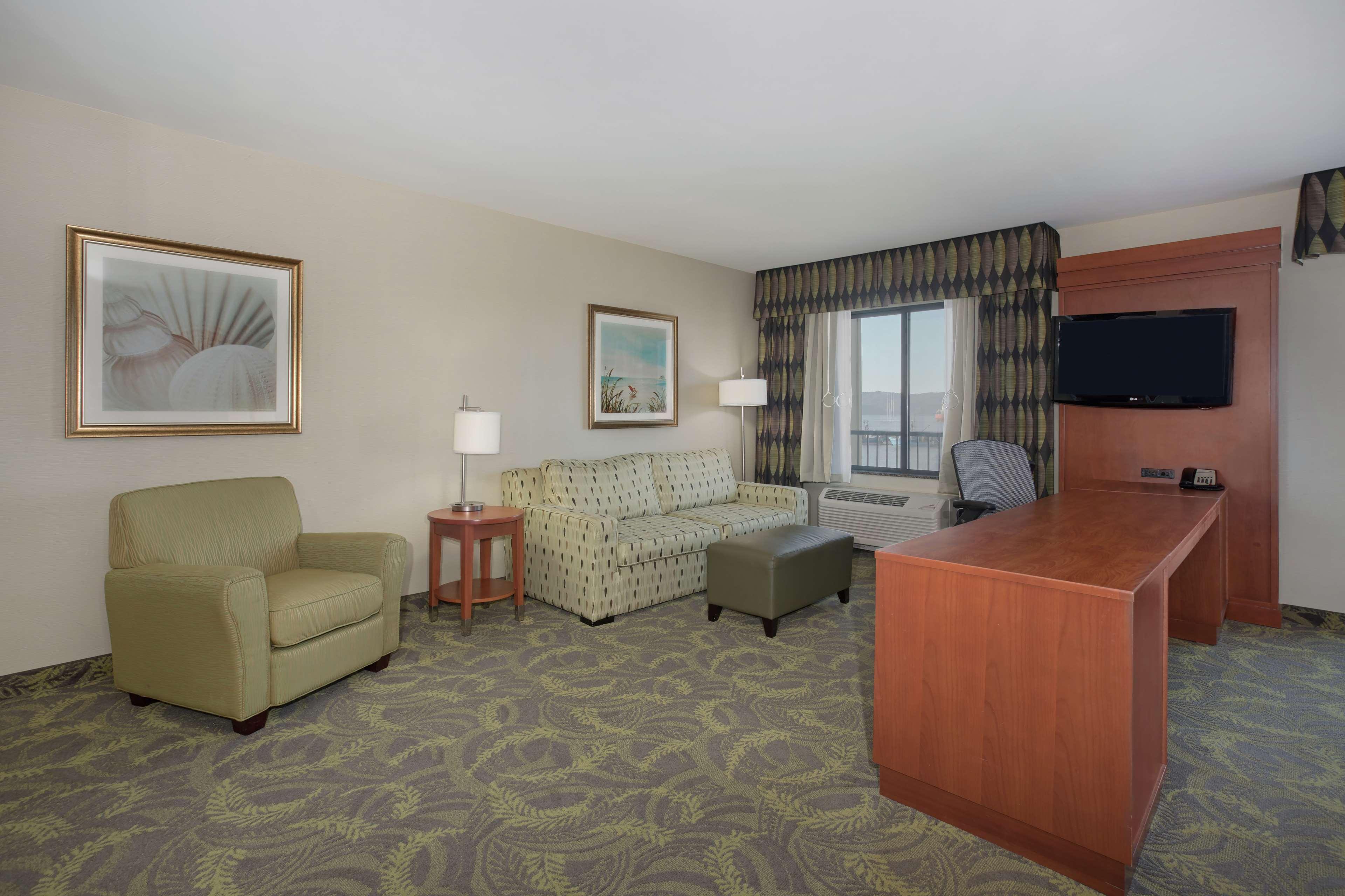 Hampton Inn & Suites Астория Екстериор снимка