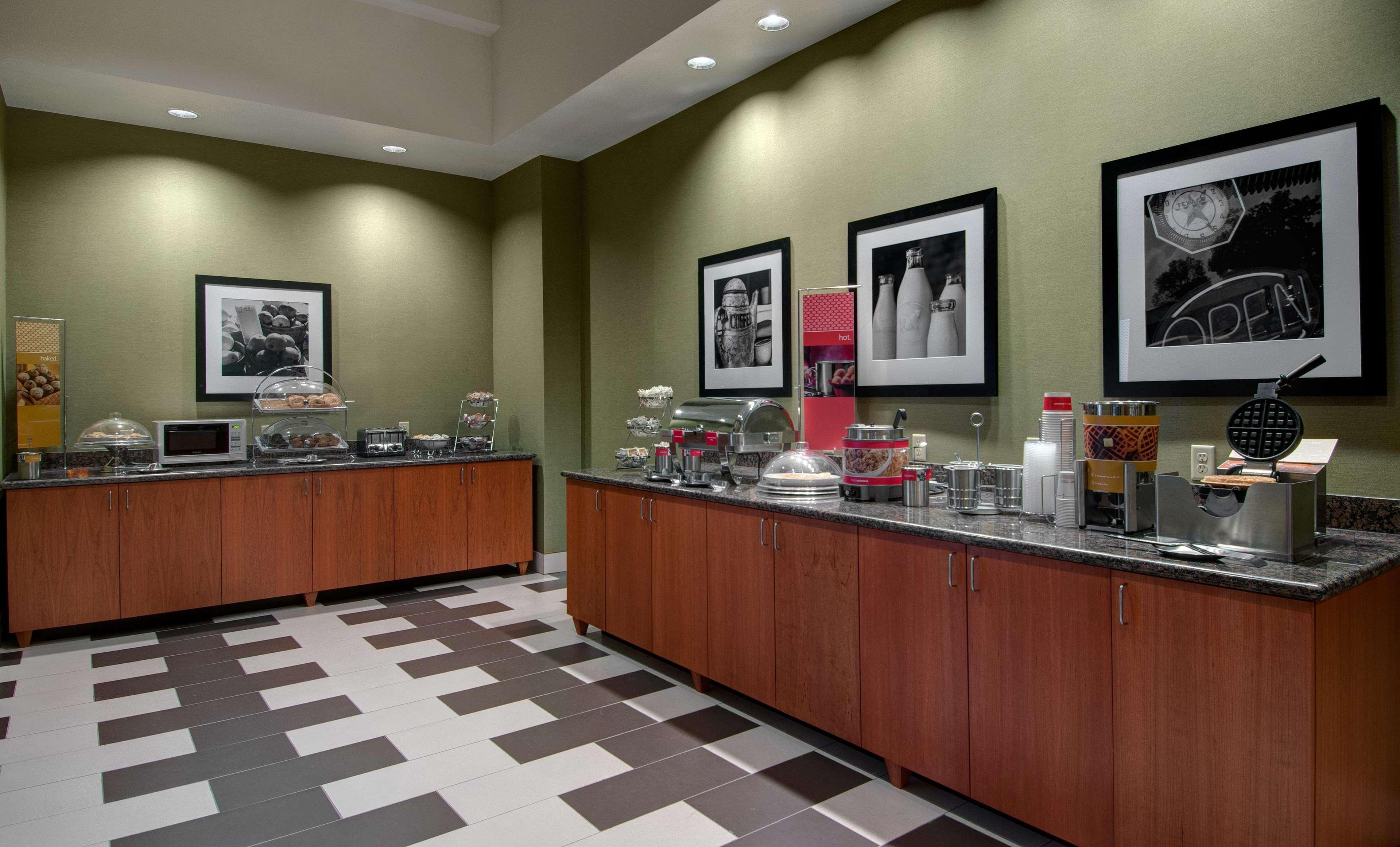 Hampton Inn & Suites Астория Екстериор снимка