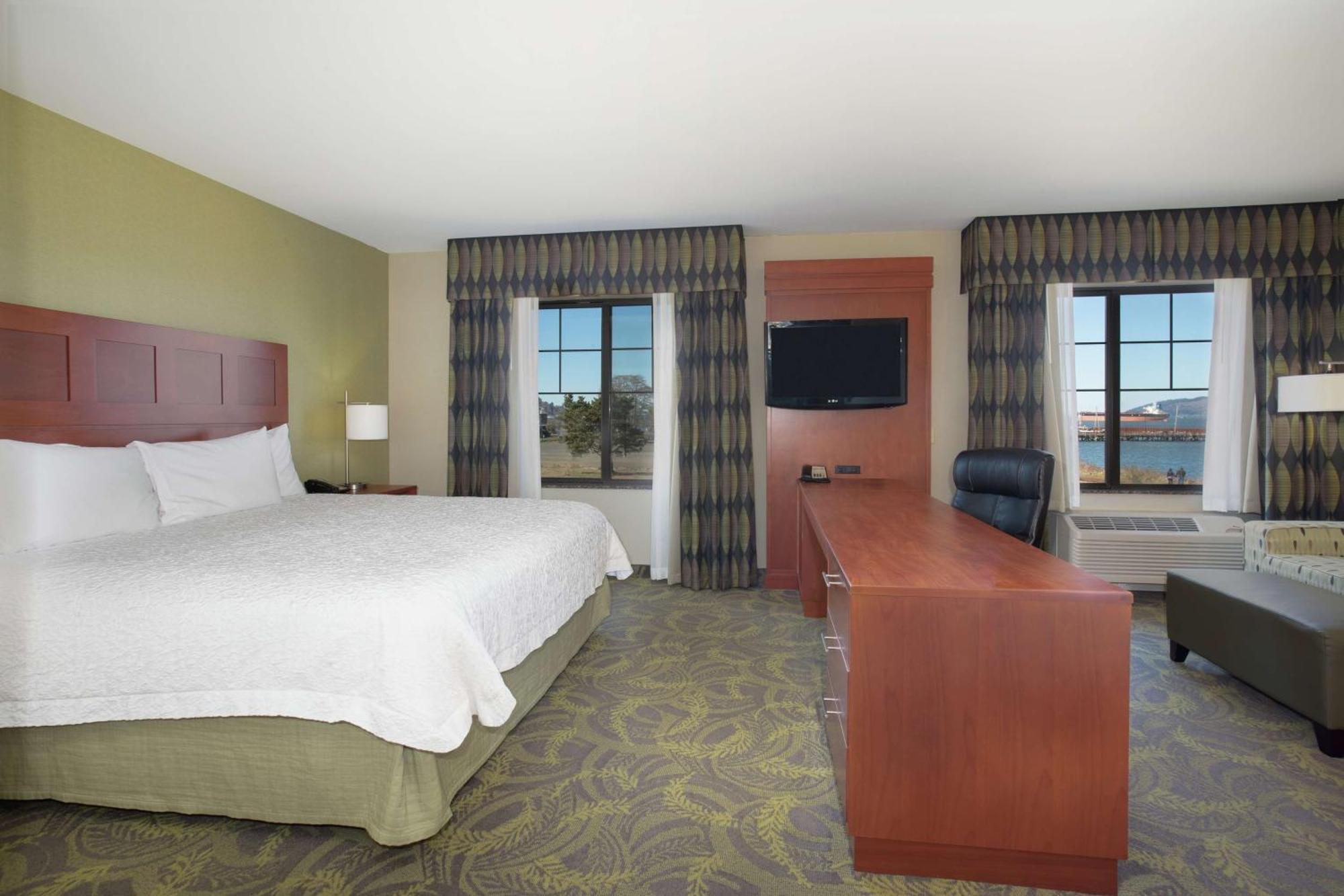 Hampton Inn & Suites Астория Екстериор снимка