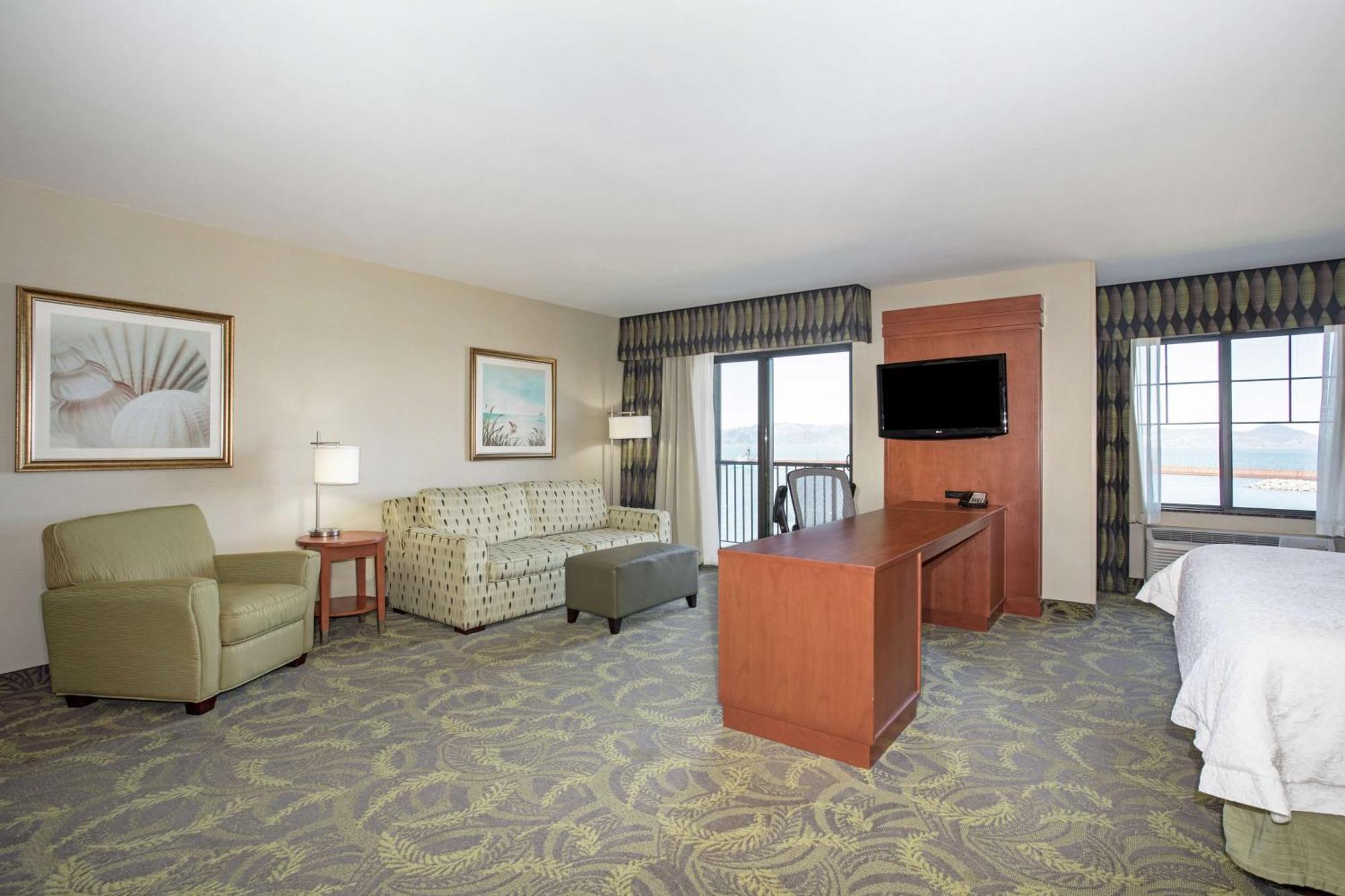 Hampton Inn & Suites Астория Екстериор снимка