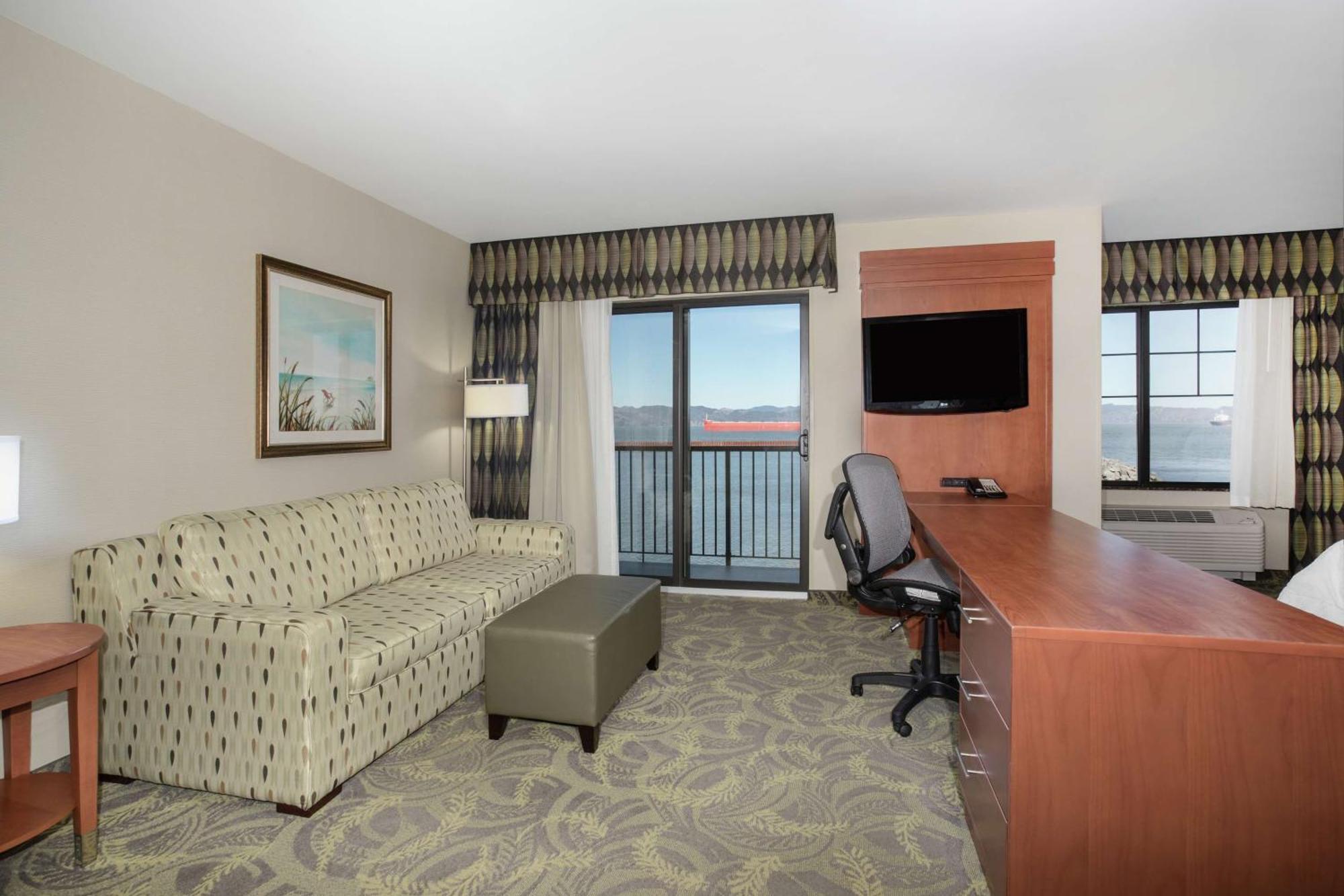 Hampton Inn & Suites Астория Екстериор снимка